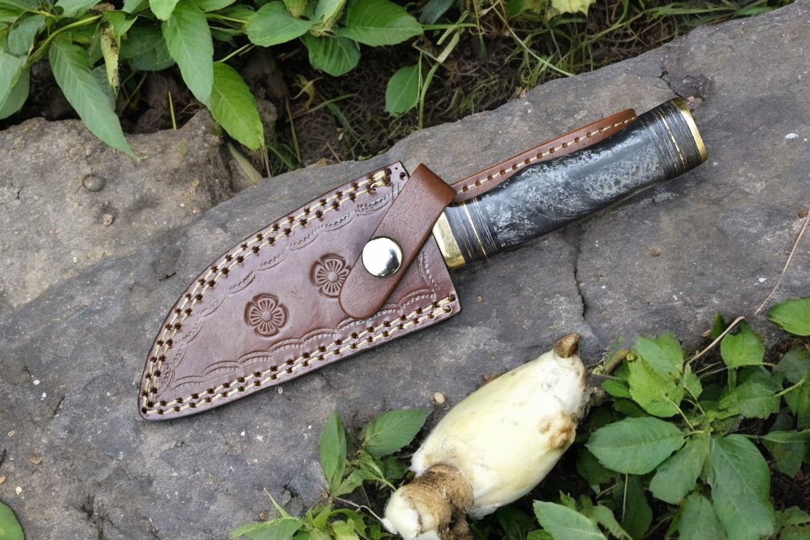 Custom Handmade Damascus Hunting Knife – 8" with Sheath